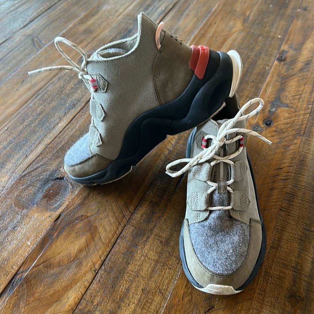 Sorel Women’s Size 9 Caribou Kinetic Gray and Olive snow sneakers
